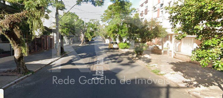 Casa com 4 quartos, 4 banheiros  e amplo pátio no miolo do bairro Cidade Baixa!