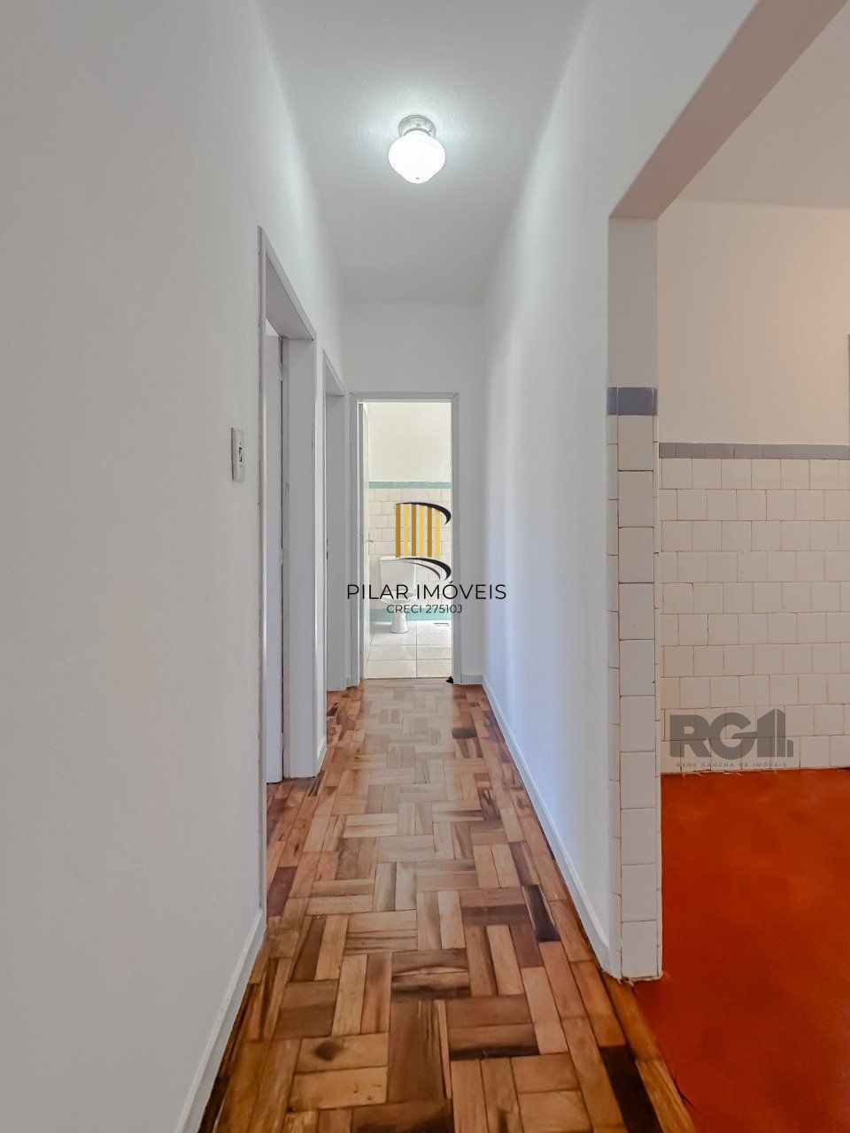 Ótimo apartamento  de 2 dormitórios, sala de estar e sala de jantar, banheiro social e banheiro auxiliar, cozinha  e área de serviço. Iluminado, silencioso. 