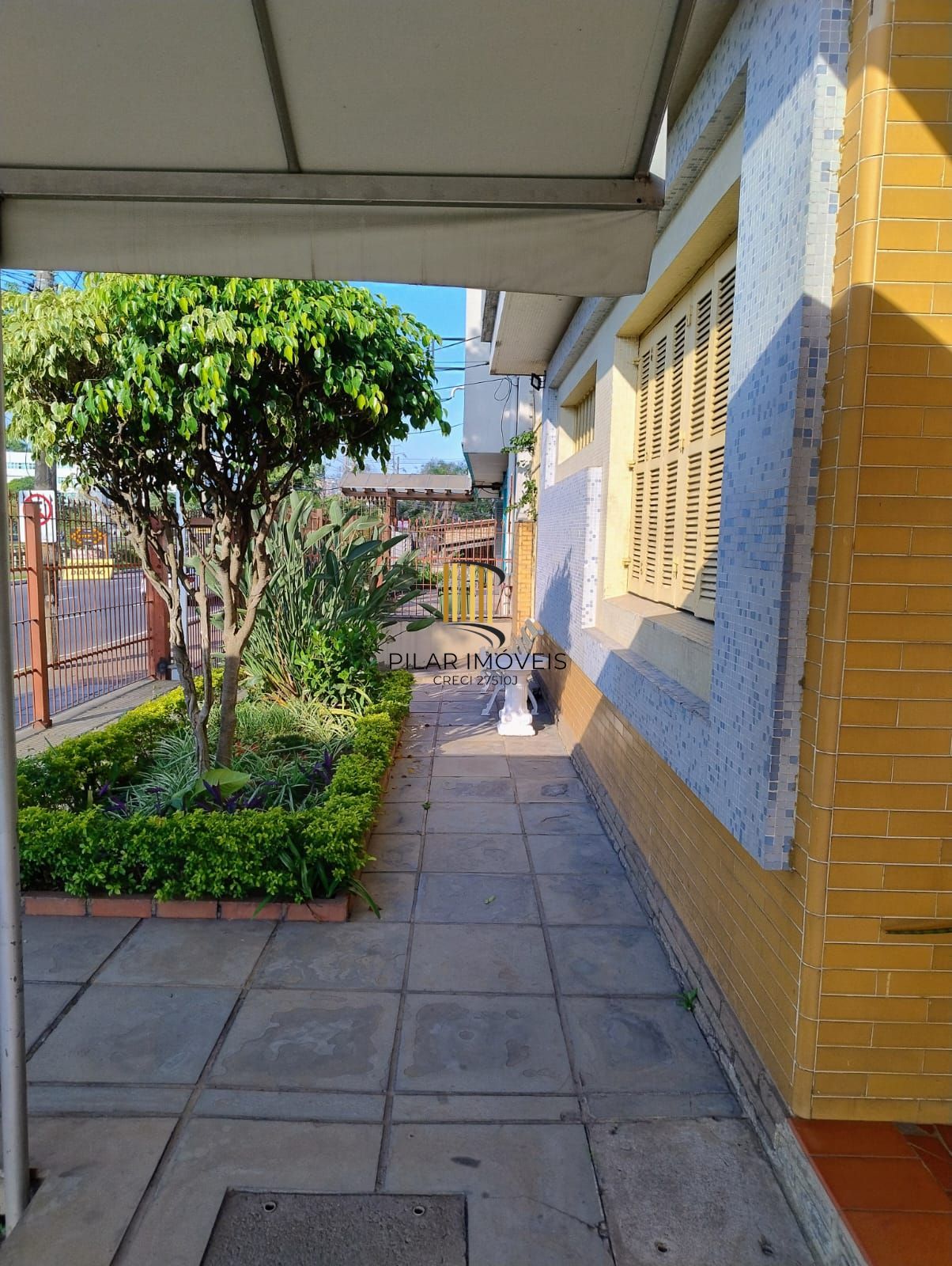 Apartamento térreo 2 quartos com amplo pátio em L no bairro Santana