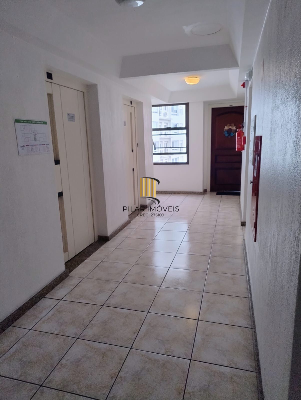 Vende apartamento 2 quartos, andar alto, sacada e gragem na cidade Baixa.