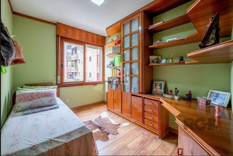 Apartamento  4 dormitórios, suite, de frente com sacada, 3 vagas de garagem, bairro Higienópolis - Porto Alegre
