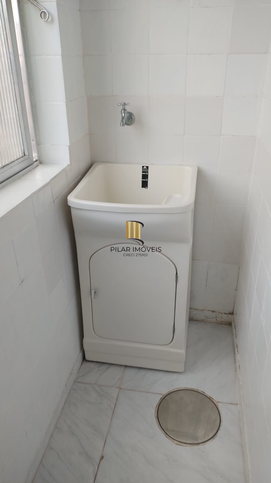 Apartamento 1 dormitório, todo reformado, semimobiliado em condominio fechado.