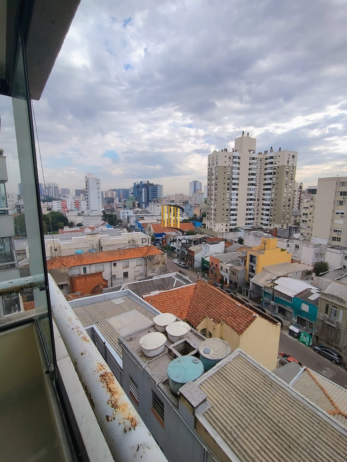 Vende apartamento 2 quartos, andar alto, sacada e gragem na cidade Baixa.