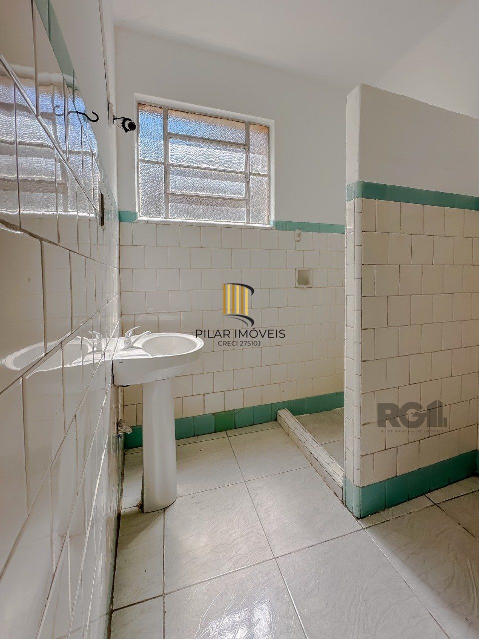 Ótimo apartamento  de 2 dormitórios, sala de estar e sala de jantar, banheiro social e banheiro auxiliar, cozinha  e área de serviço. Iluminado, silencioso. 