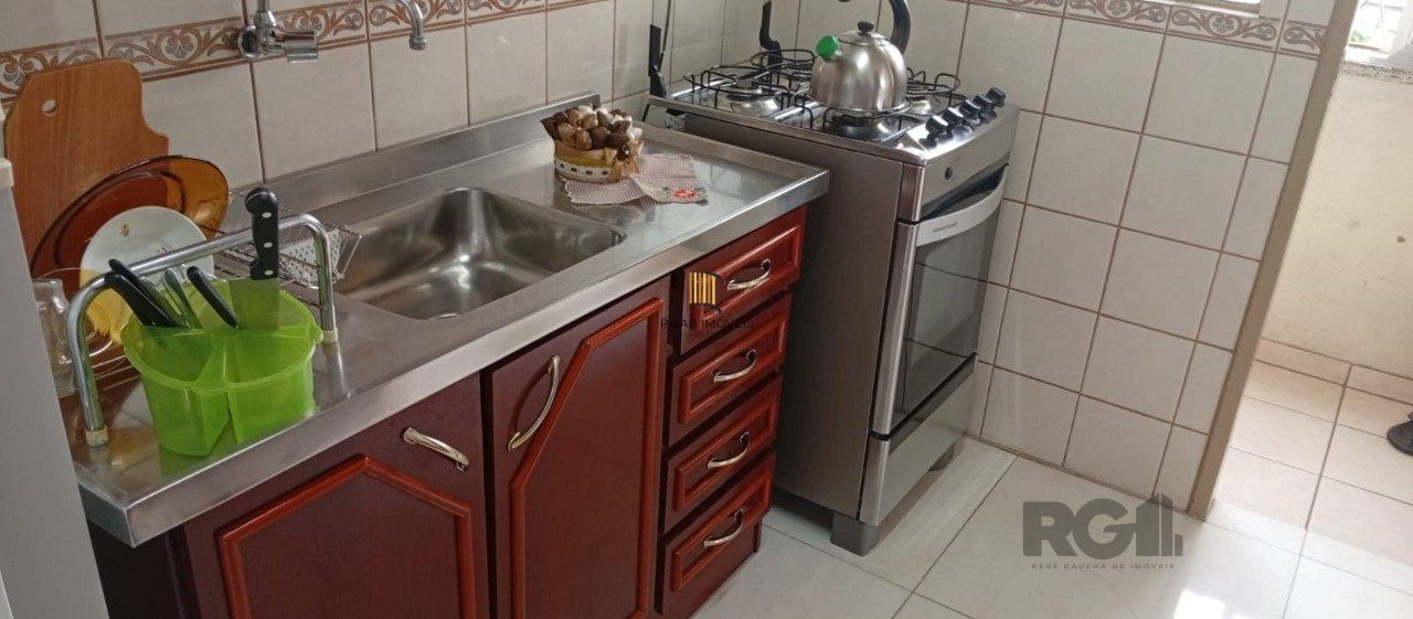 Apartamento de 02 dormitórios, de frente com elevador bairro Partenon- Porto Alegre