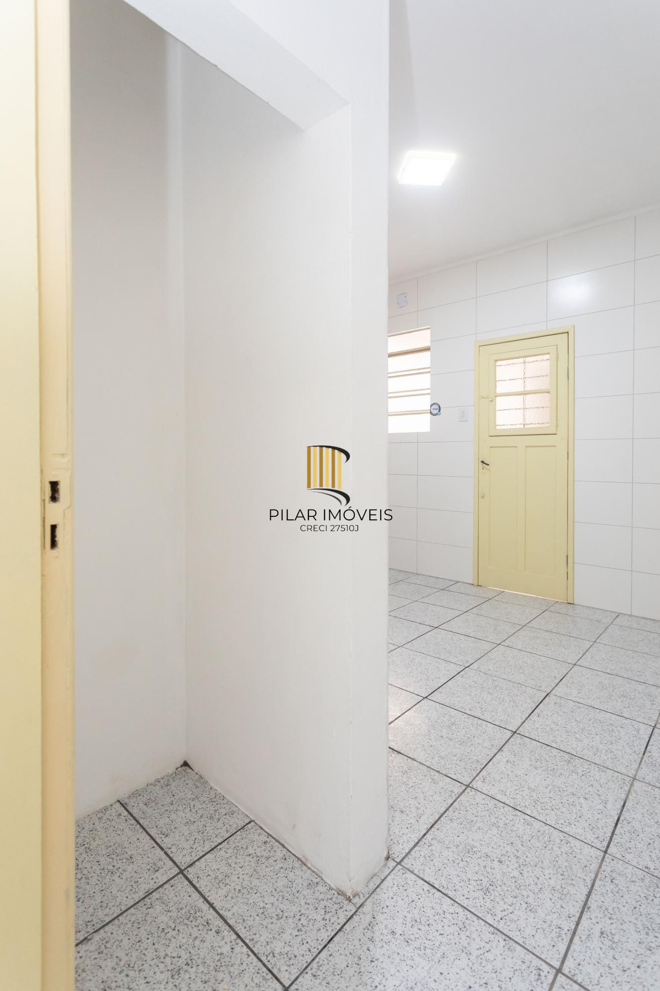Amplo Apartamento de 3 Dormitórios com Sacada e Garagem na Av. Protásio Alves