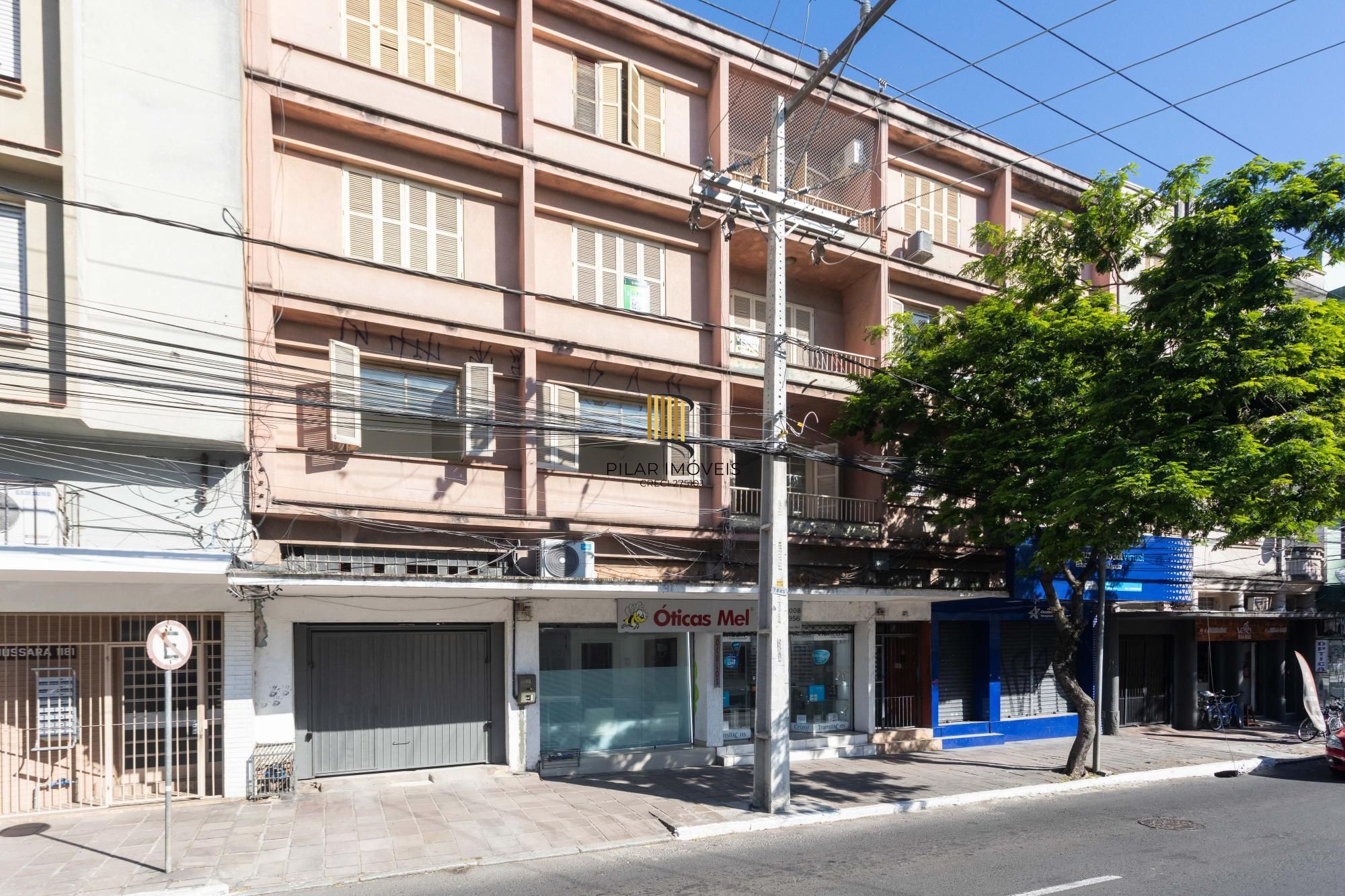 Amplo Apartamento de 3 Dormitórios com Sacada e Garagem na Av. Protásio Alves