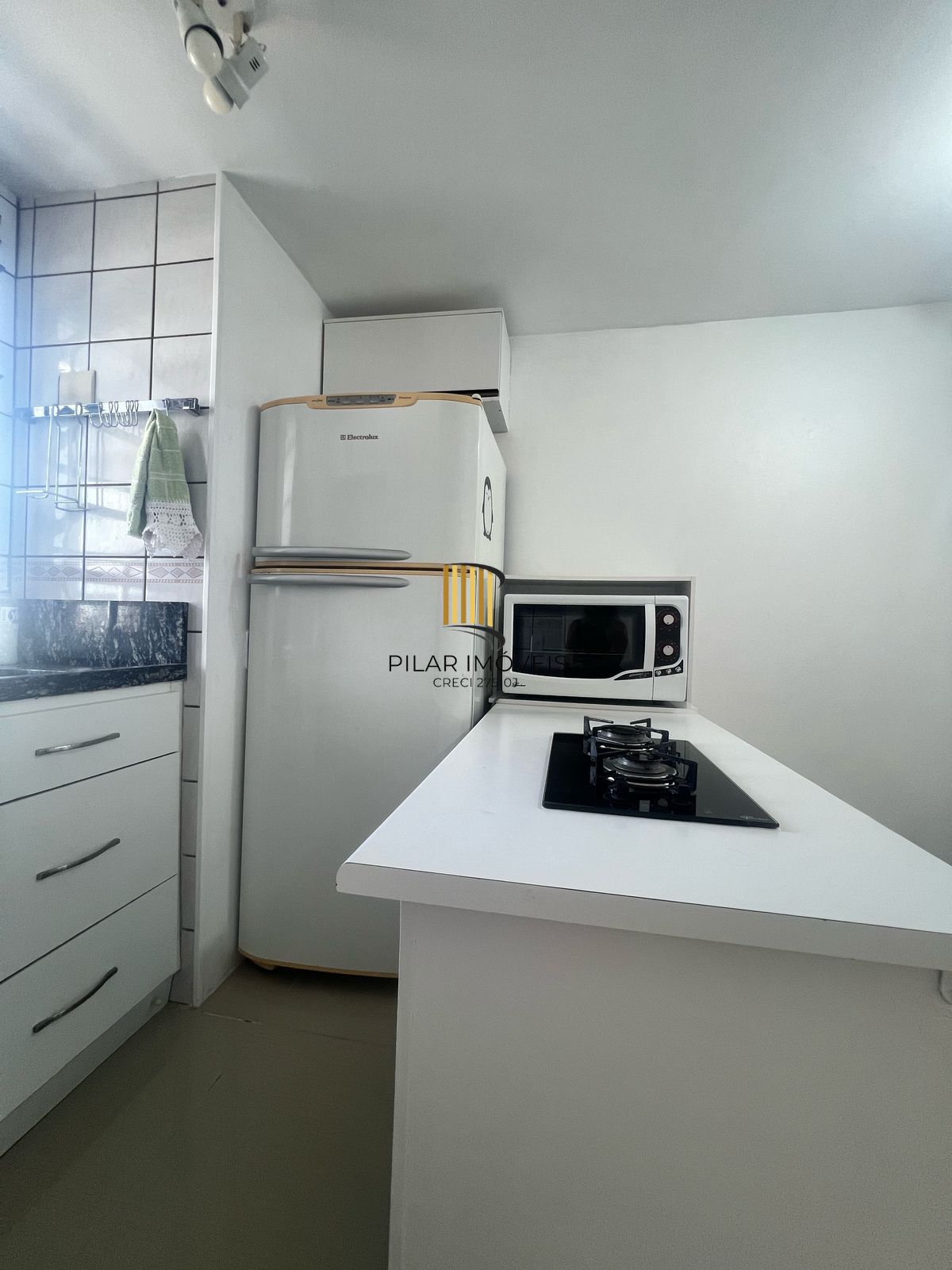 Cobertura semímobiliada no coração do bairro Menino Deus, em Porto Alegre a venda.