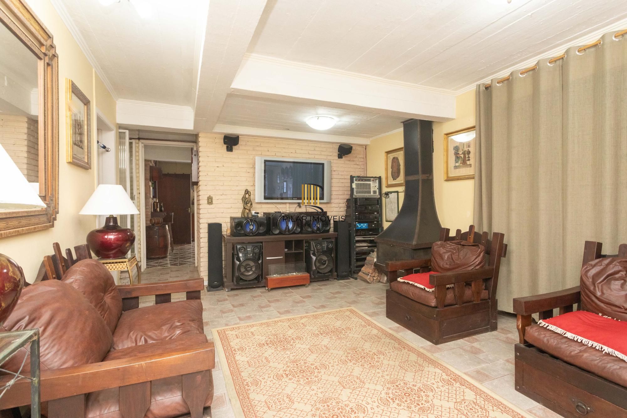 Casa com piscina e 470m2 no Chácara das Pedras