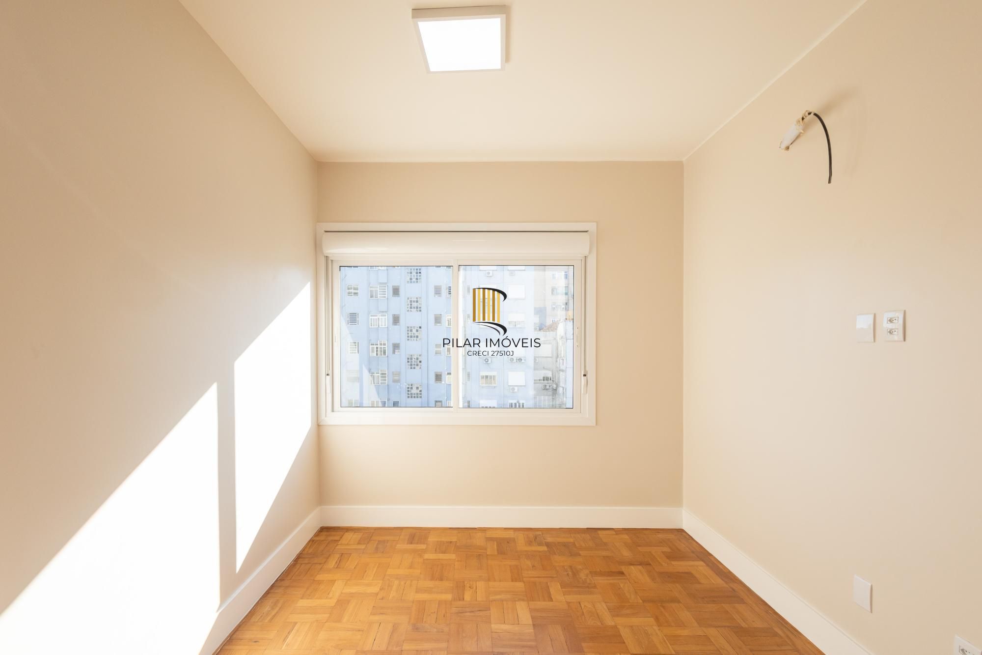 Apartamento totalmente reformado de 140m2 com vaga no Bom Fim