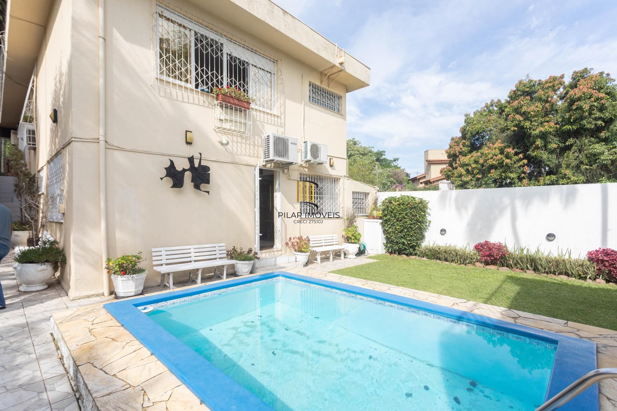 Casa com piscina e 470m2 no Chácara das Pedras