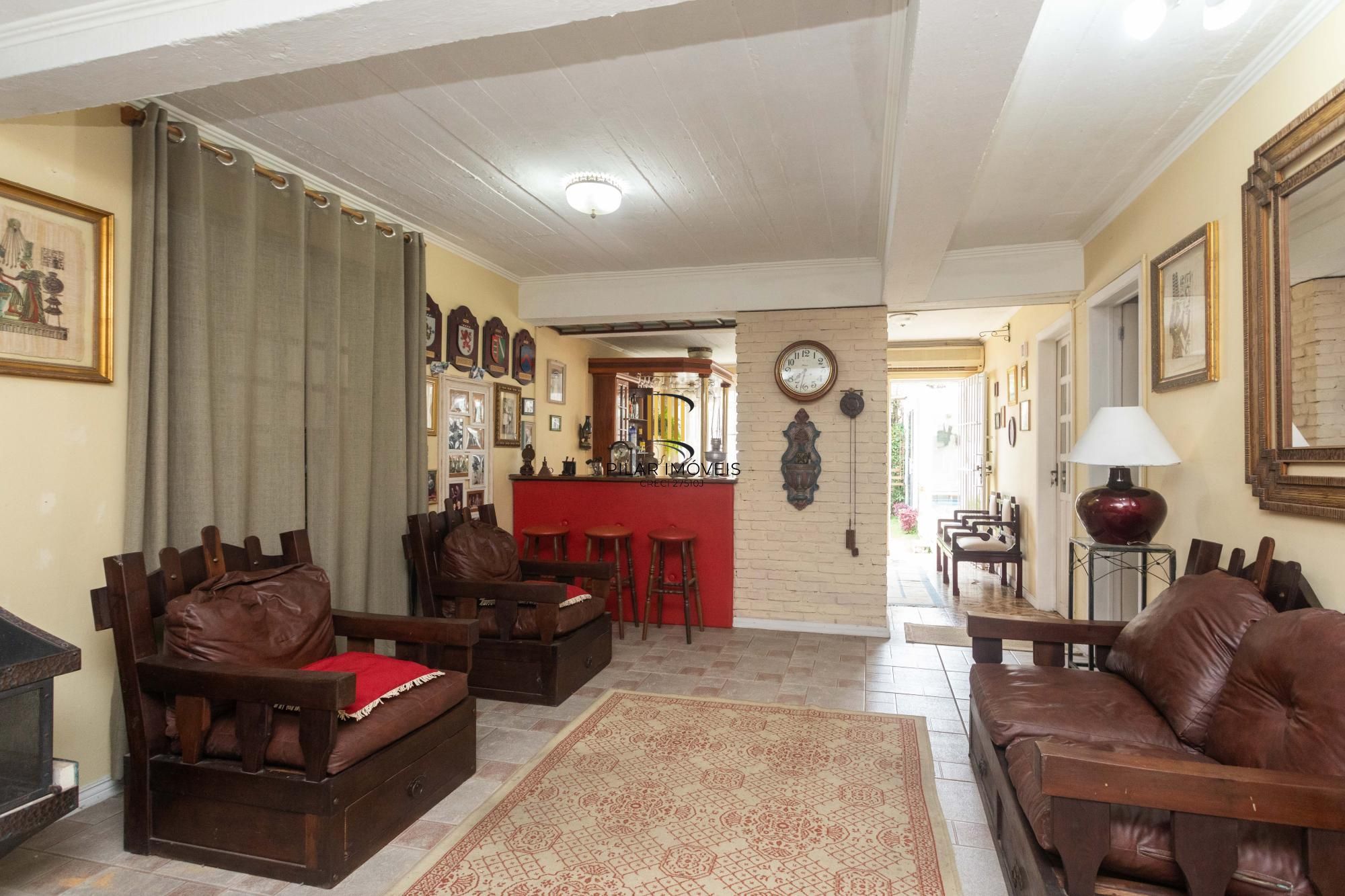 Casa com piscina e 470m2 no Chácara das Pedras