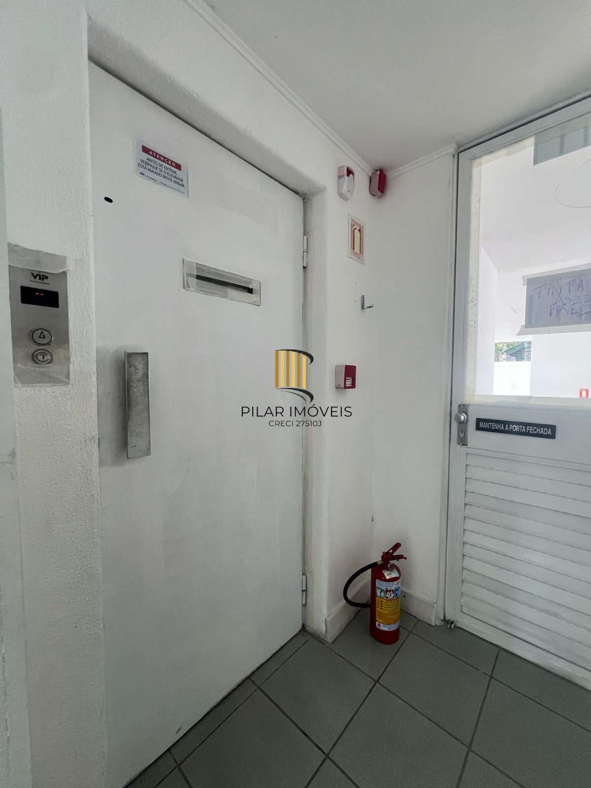 Cobertura semímobiliada no coração do bairro Menino Deus, em Porto Alegre a venda.