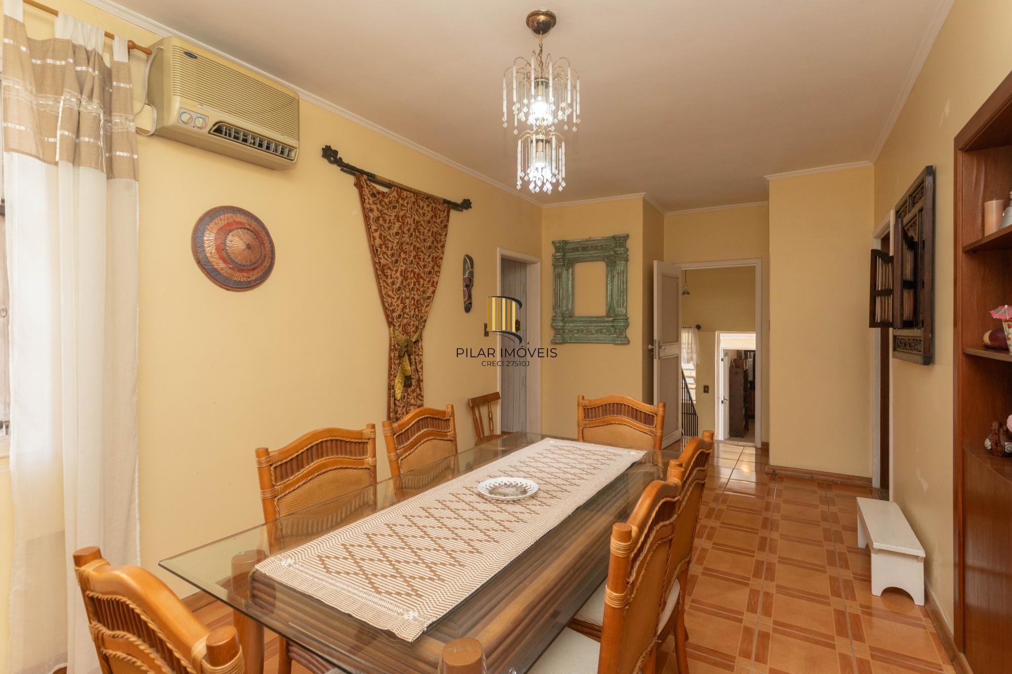 Casa com piscina e 470m2 no Chácara das Pedras