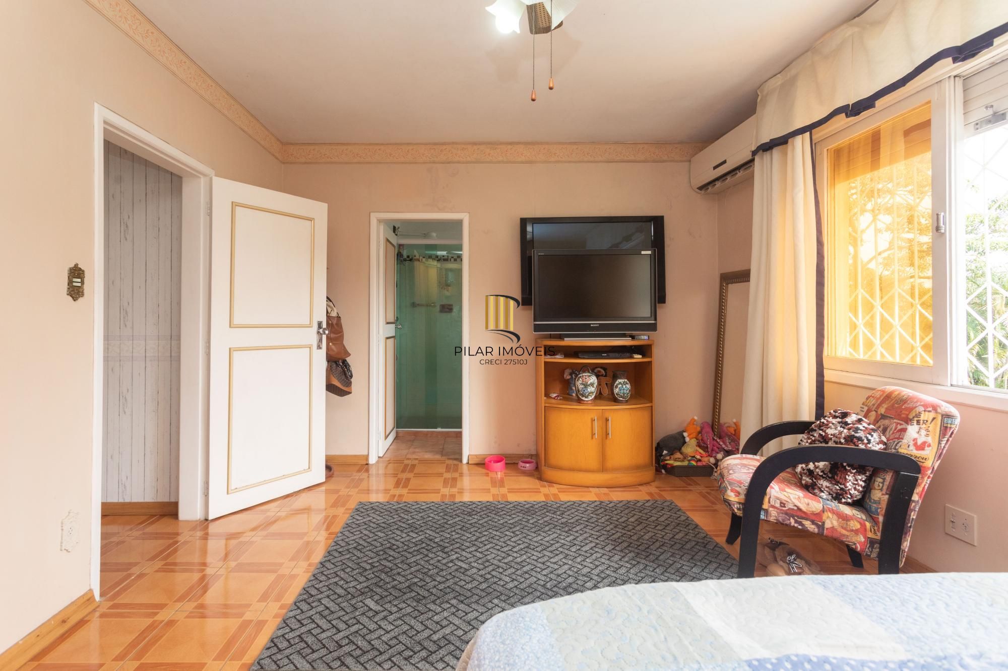 Casa com piscina e 470m2 no Chácara das Pedras