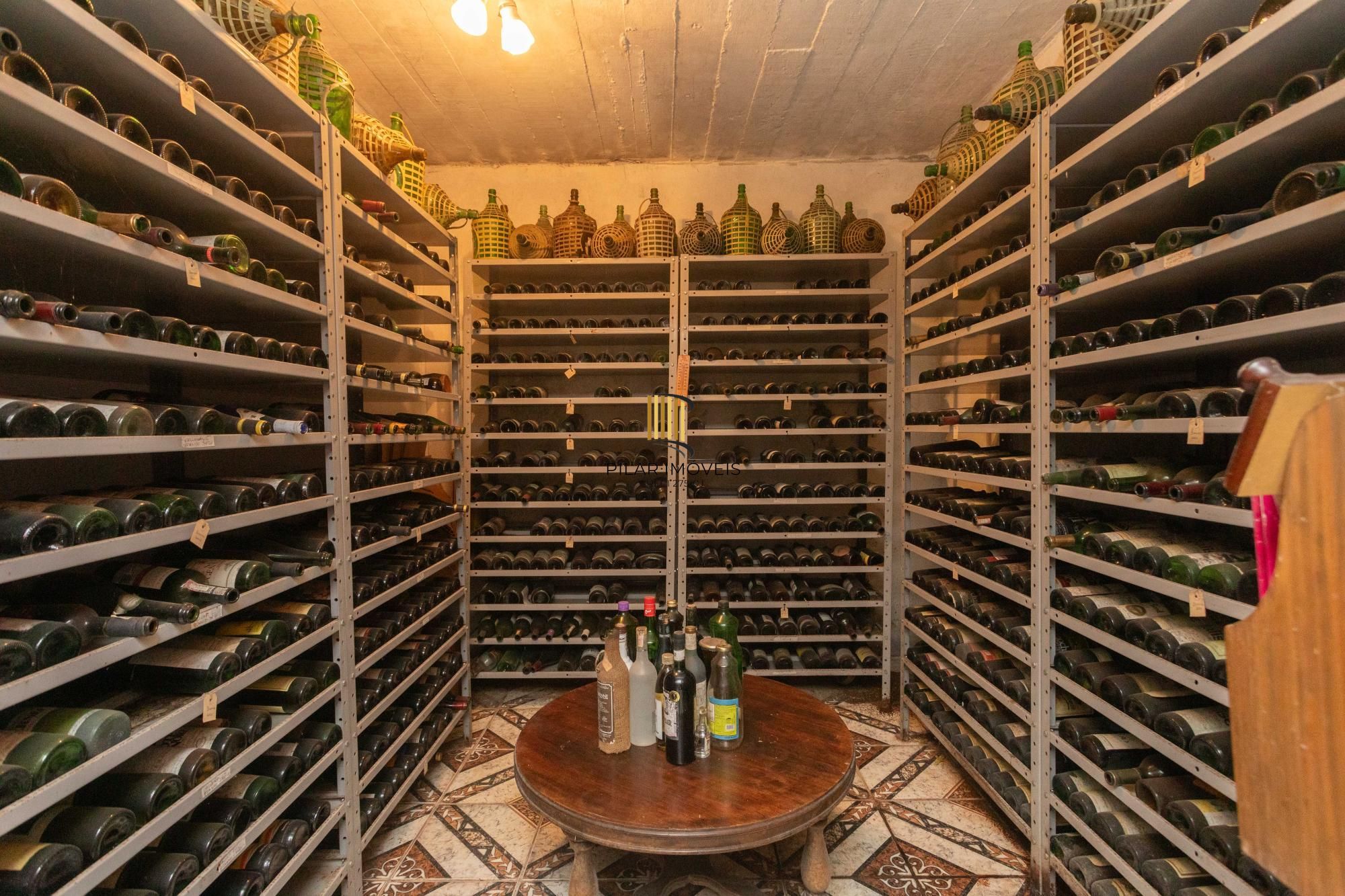 Casa com piscina e 470m2 no Chácara das Pedras