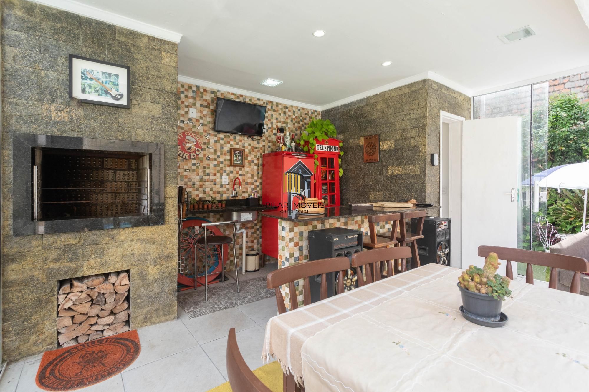 Casa com piscina e 470m2 no Chácara das Pedras