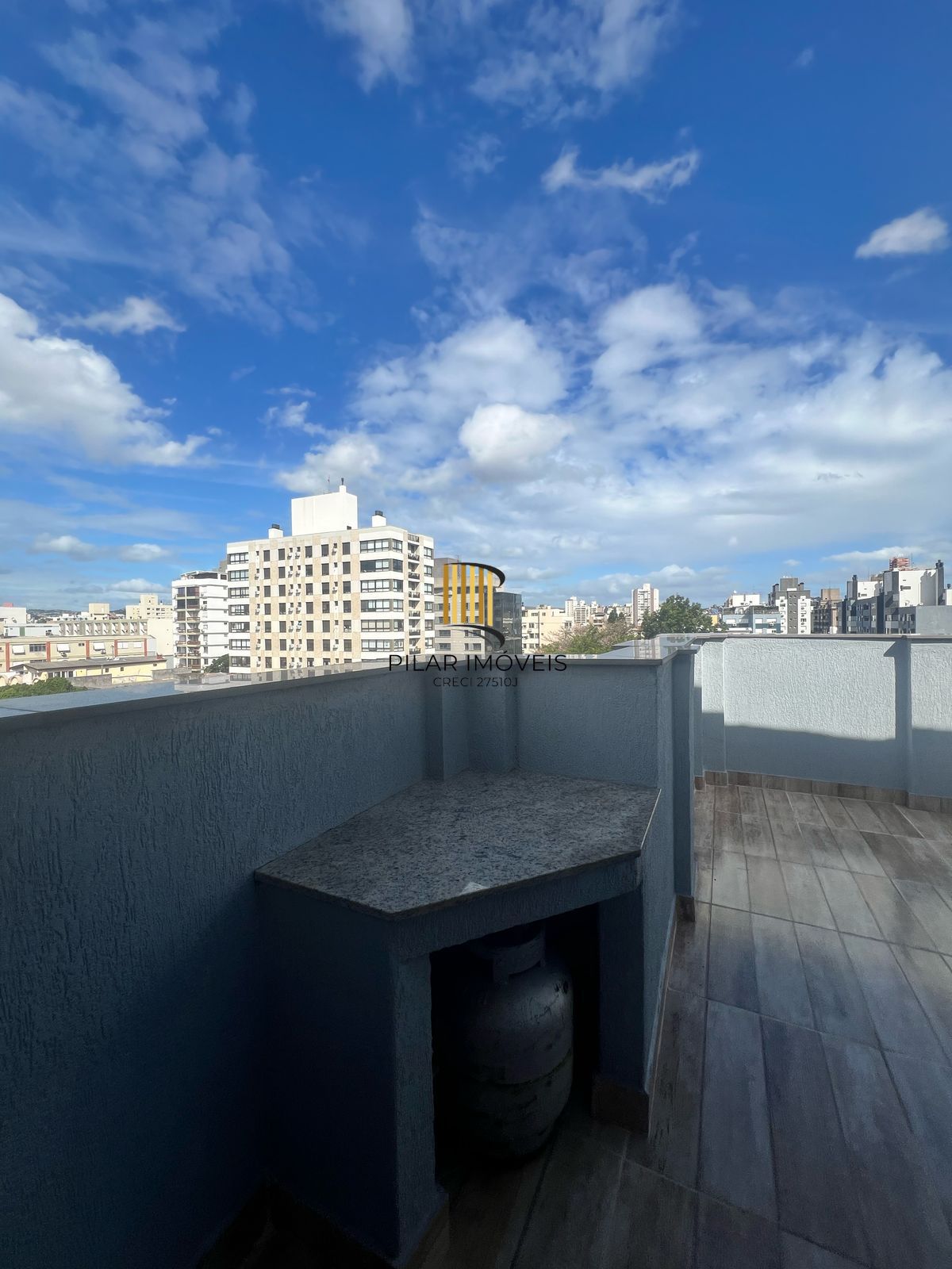 Cobertura semímobiliada no coração do bairro Menino Deus, em Porto Alegre a venda.