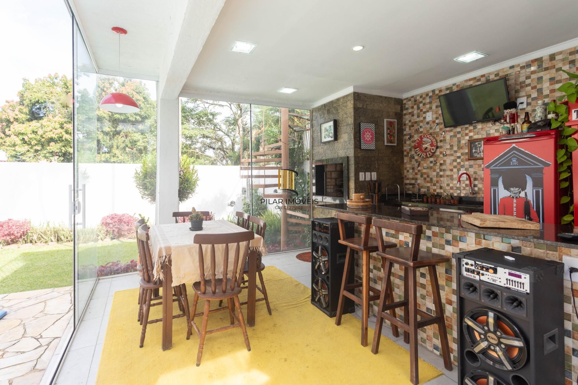 Casa com piscina e 470m2 no Chácara das Pedras