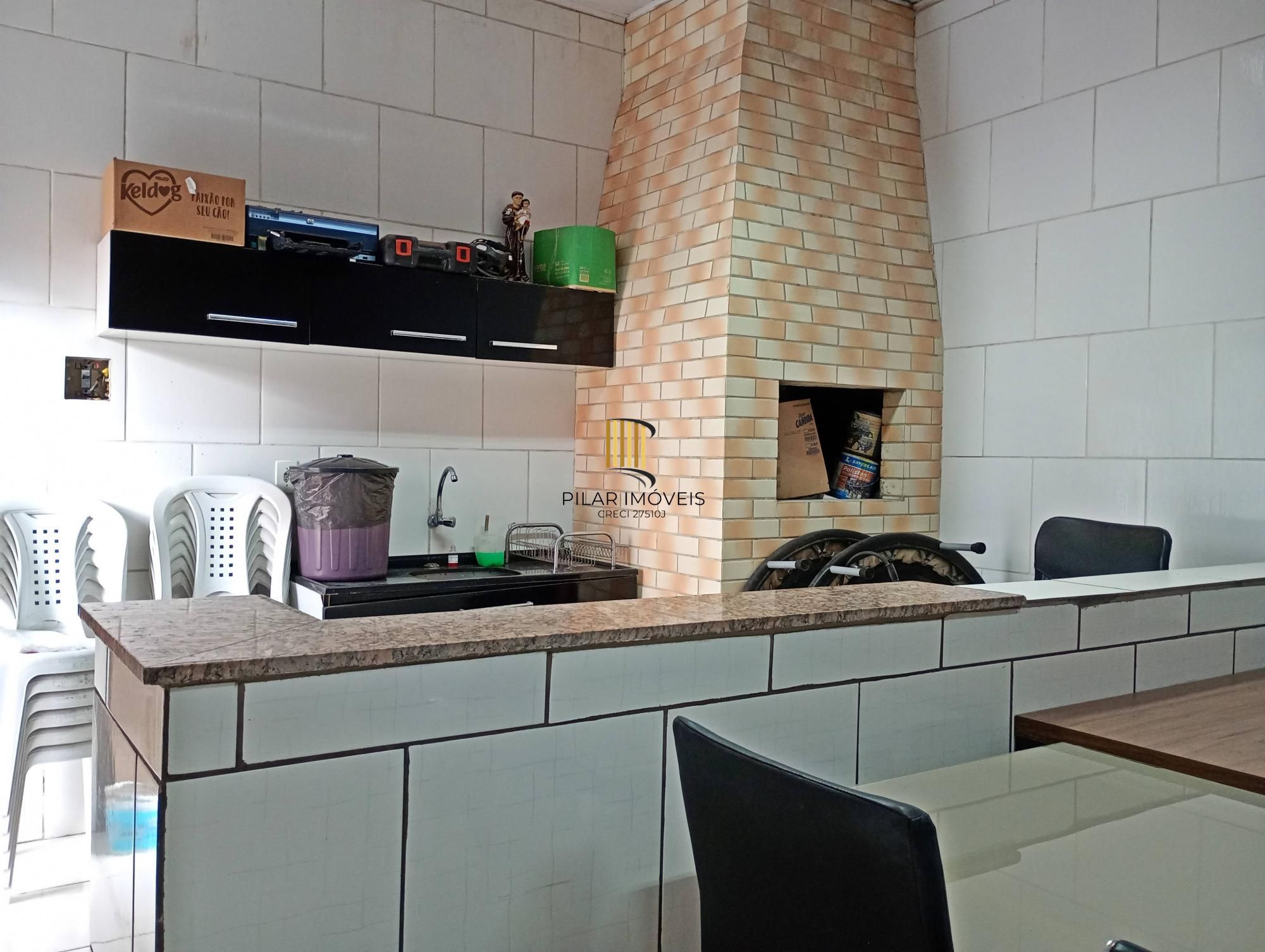 Casa com piscina e edícula