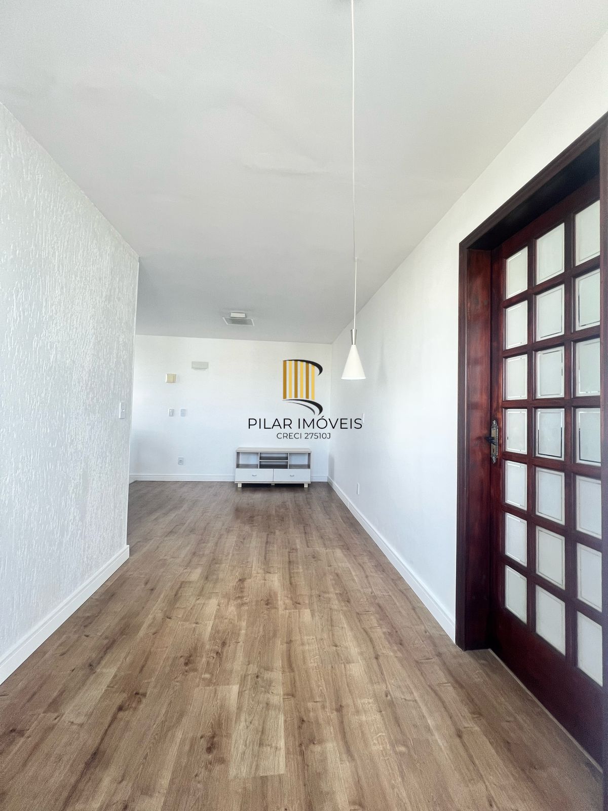 Cobertura semímobiliada no coração do bairro Menino Deus, em Porto Alegre a venda.