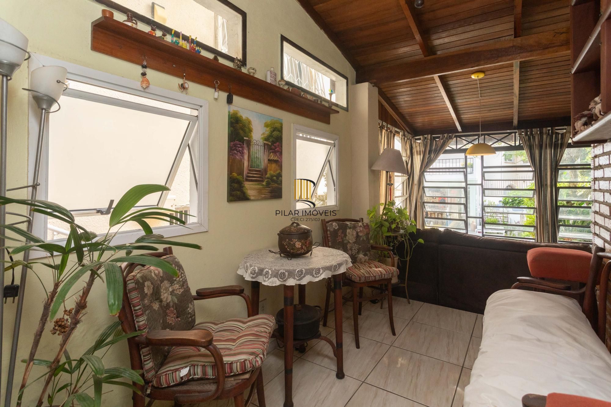 Casa com piscina e 470m2 no Chácara das Pedras