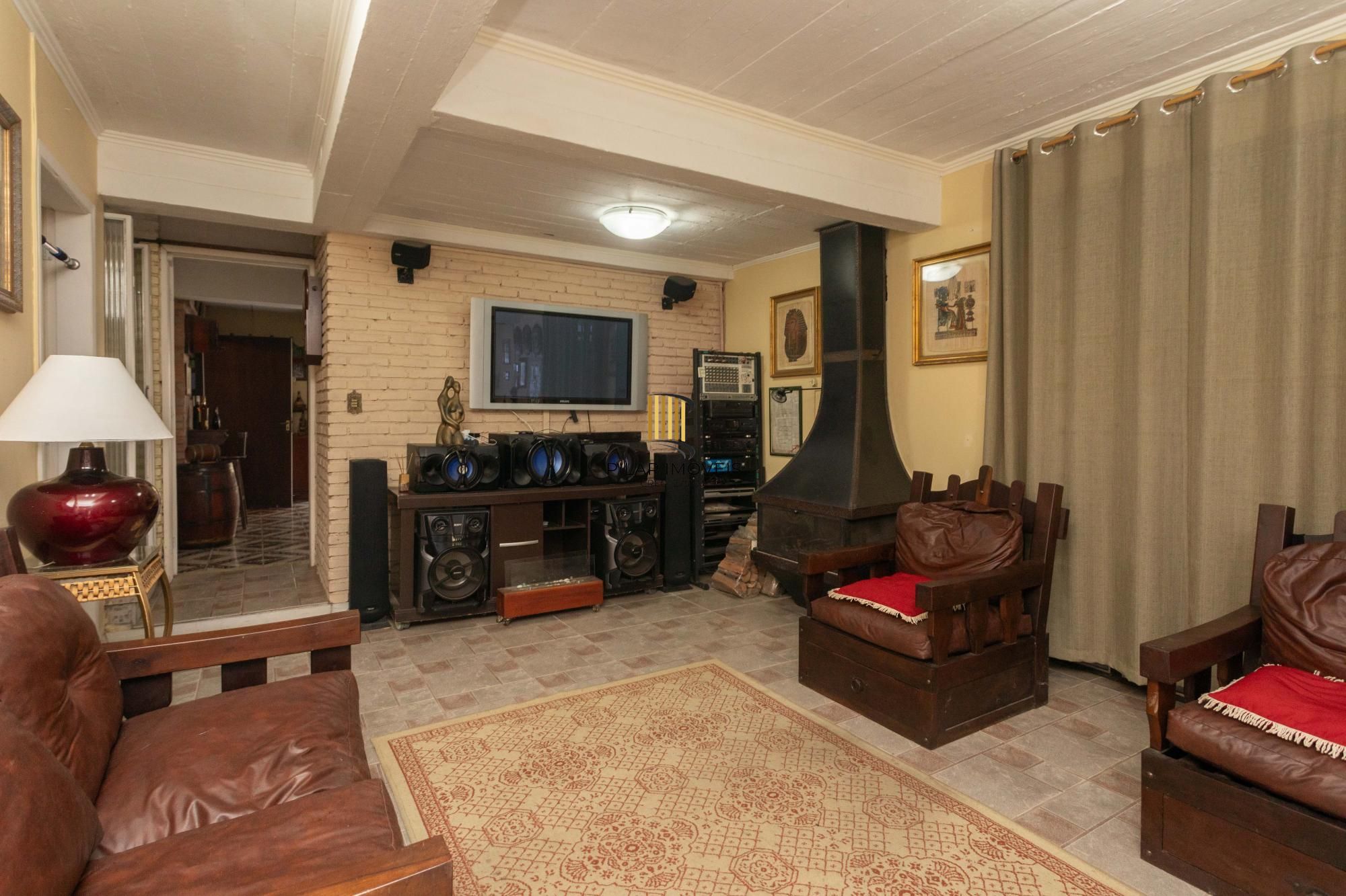 Casa com piscina e 470m2 no Chácara das Pedras