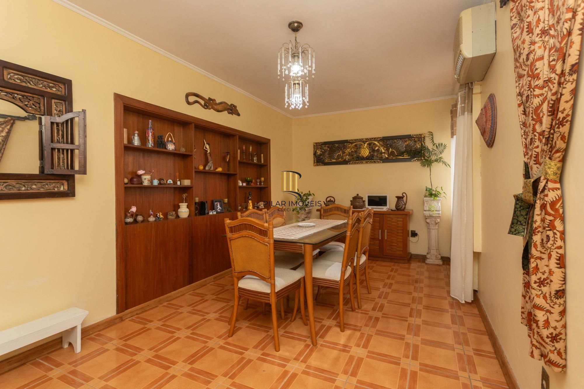 Casa com piscina e 470m2 no Chácara das Pedras