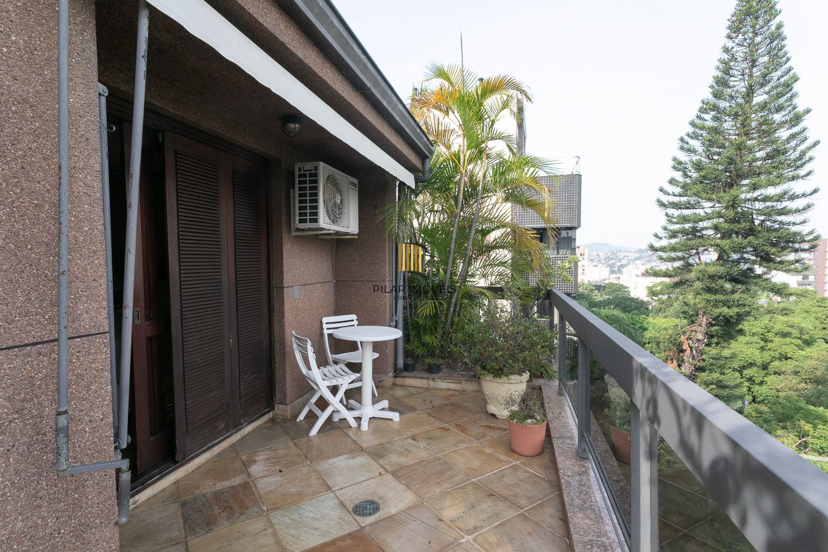 Cobertura com 3 dormitórios, mobiliada com 300 m²