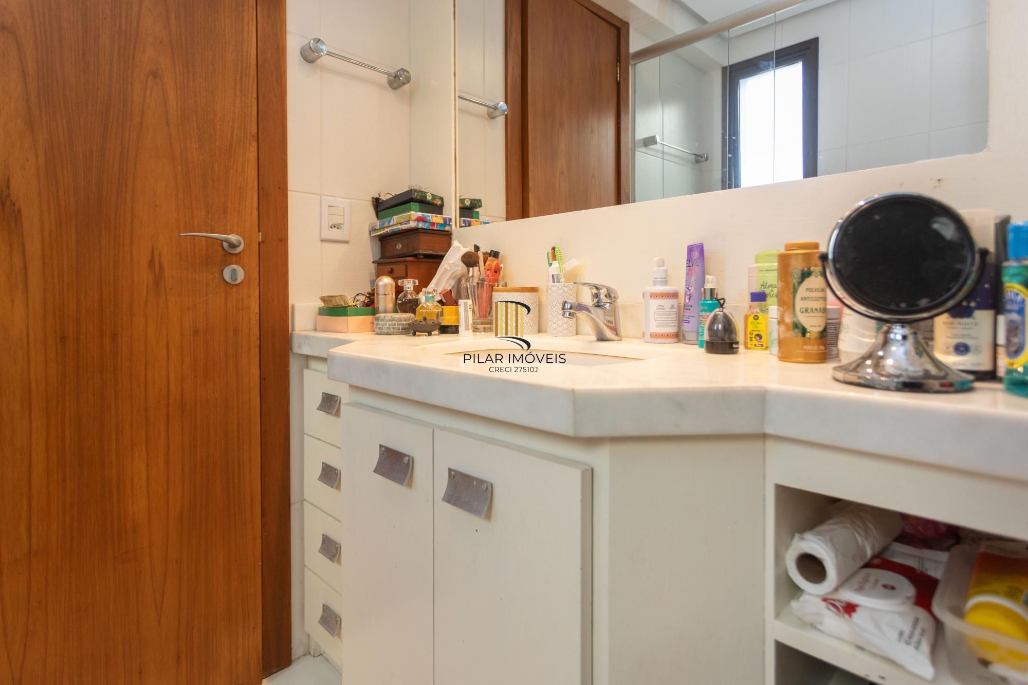 More no Petrópolis! 3 Dormitórios, Suíte, 2 Vagas e Totalmente Mobiliado