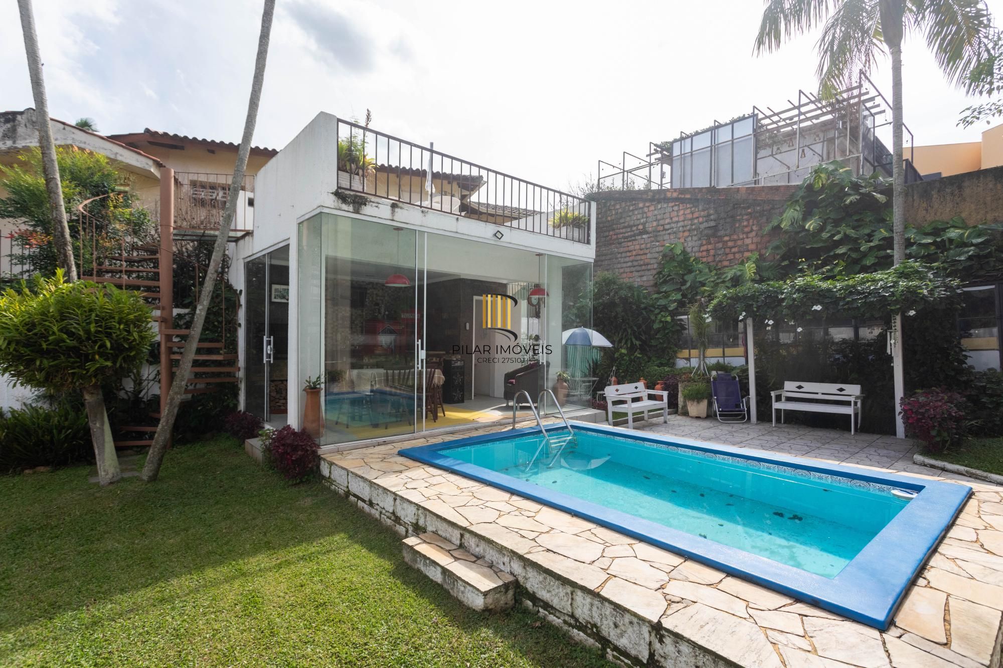Casa com piscina e 470m2 no Chácara das Pedras