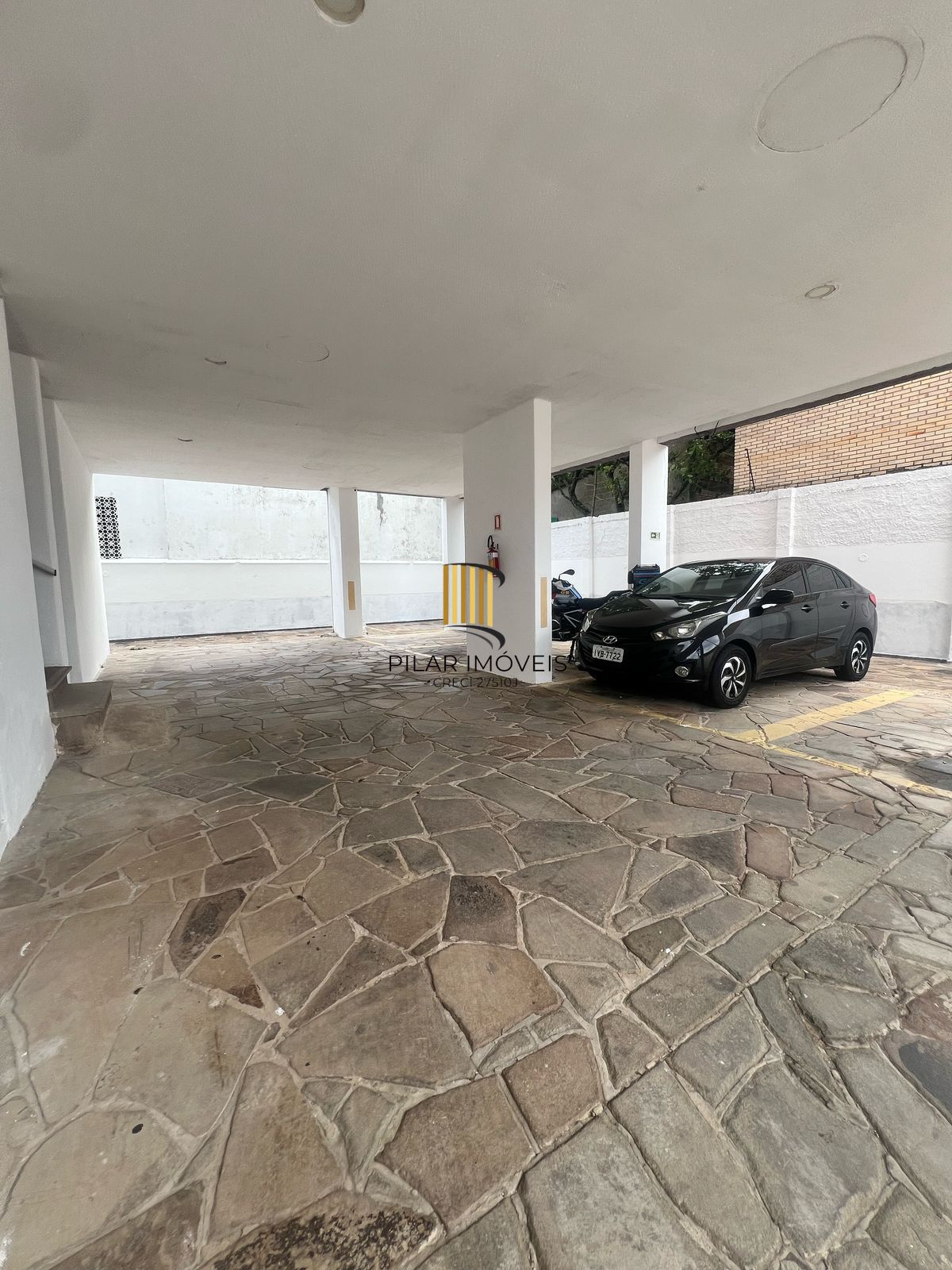 Cobertura semímobiliada no coração do bairro Menino Deus, em Porto Alegre a venda.