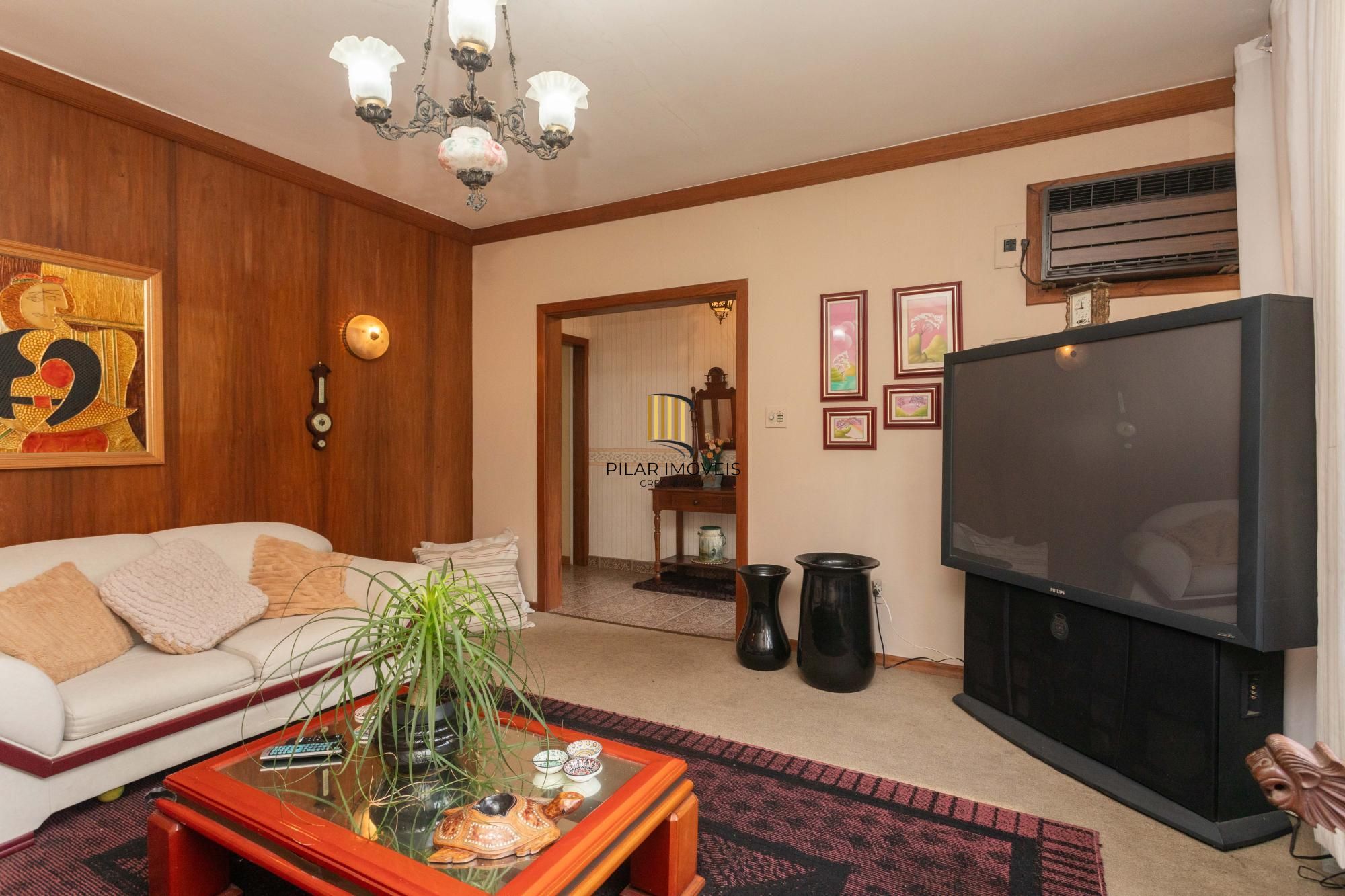 Casa com piscina e 470m2 no Chácara das Pedras