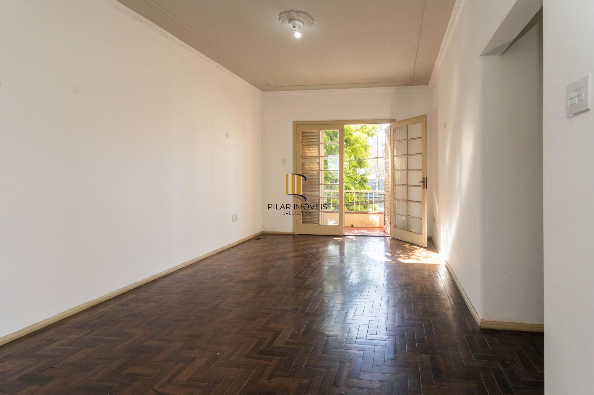 Amplo Apartamento de 3 Dormitórios com Sacada e Garagem na Av. Protásio Alves
