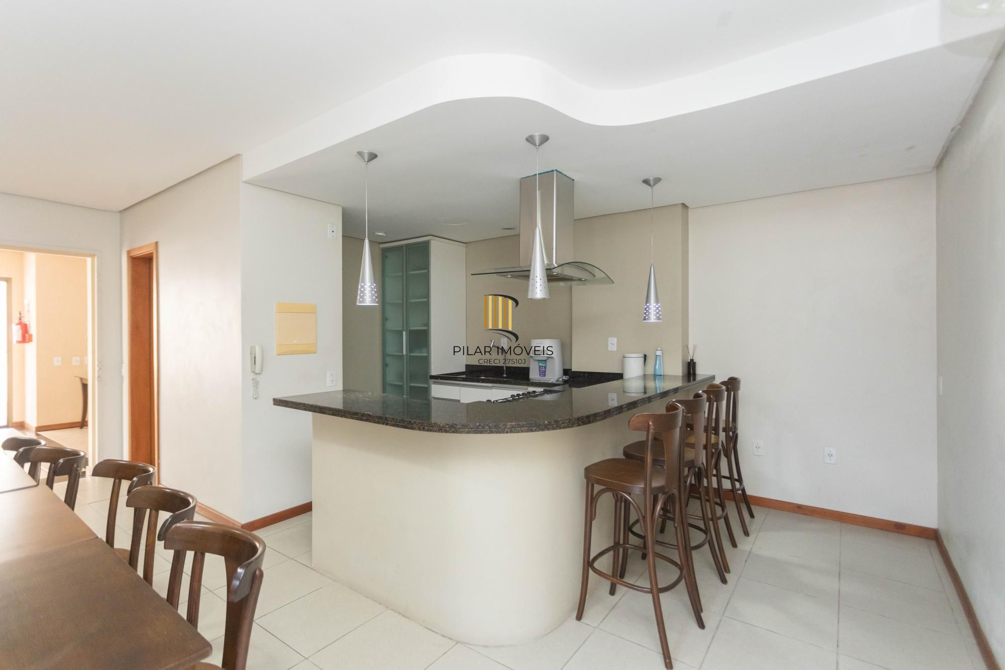 Apartamento 2 dormitórios  sendo 1 suíte e 3 vagas no Petrópolis.