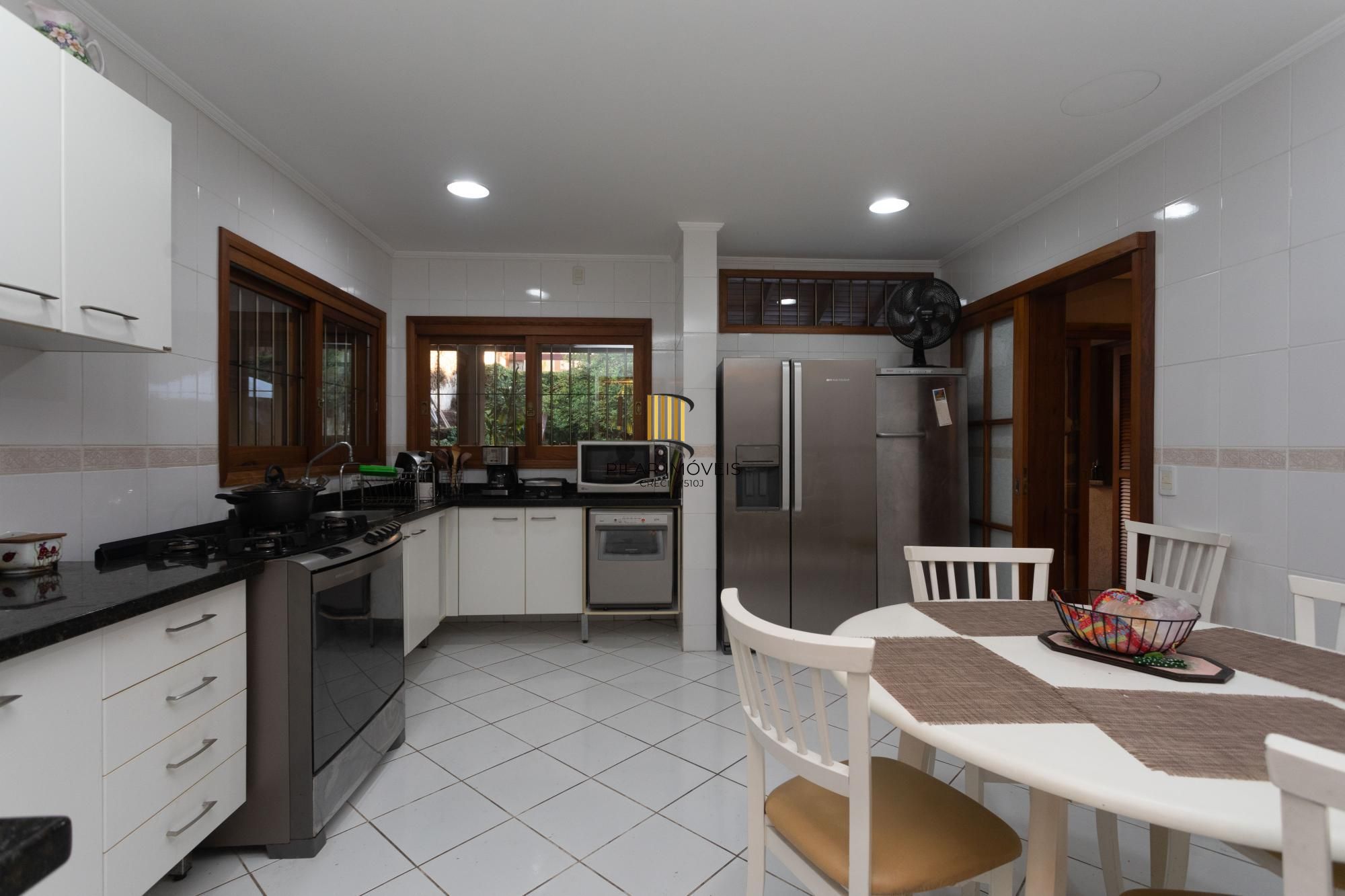 Casa no Chácara das Pedras com piscina e 316m2