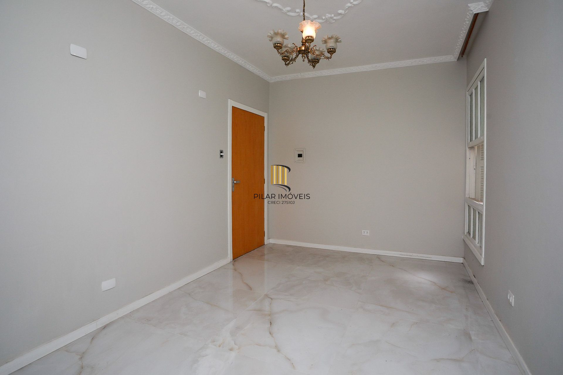 Apartamento Reformado no Menino Deus – 2 Dormitórios, Ótima Posição Solar