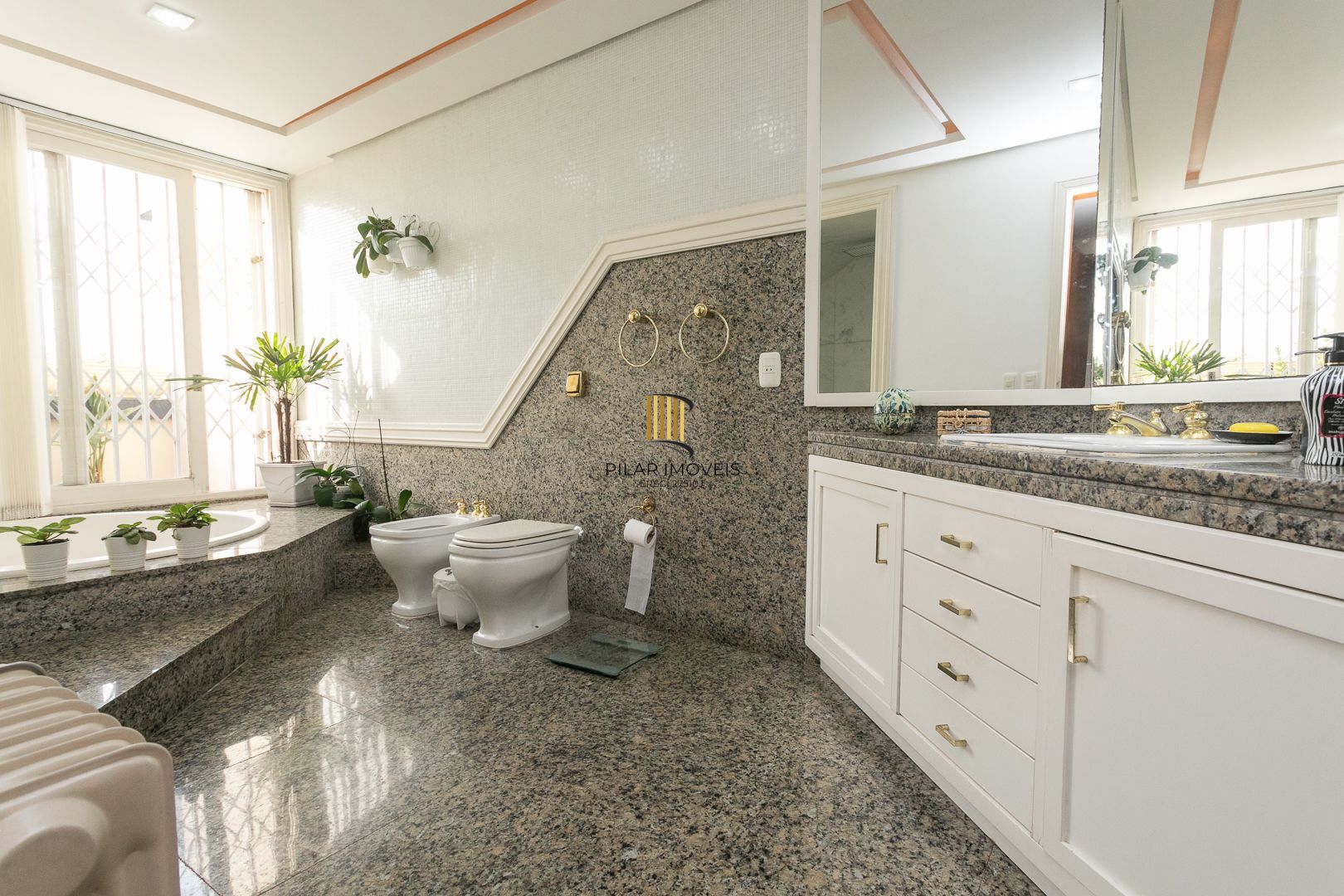 Cobertura com 3 dormitórios, mobiliada com 300 m²