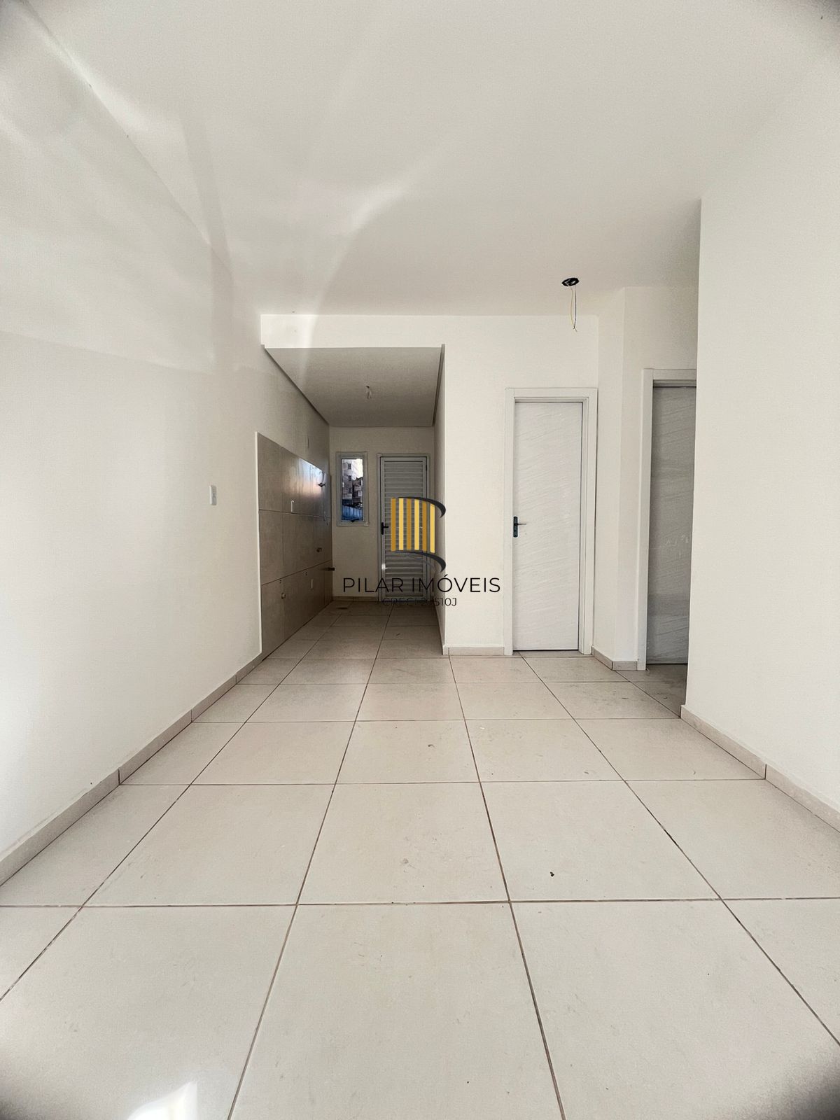 Casa em condomínio fechado com pátio na Restinga