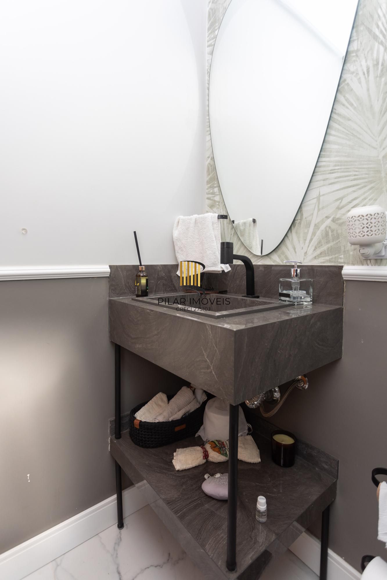 More no Petrópolis! 3 Dormitórios, Suíte, 2 Vagas e Totalmente Mobiliado