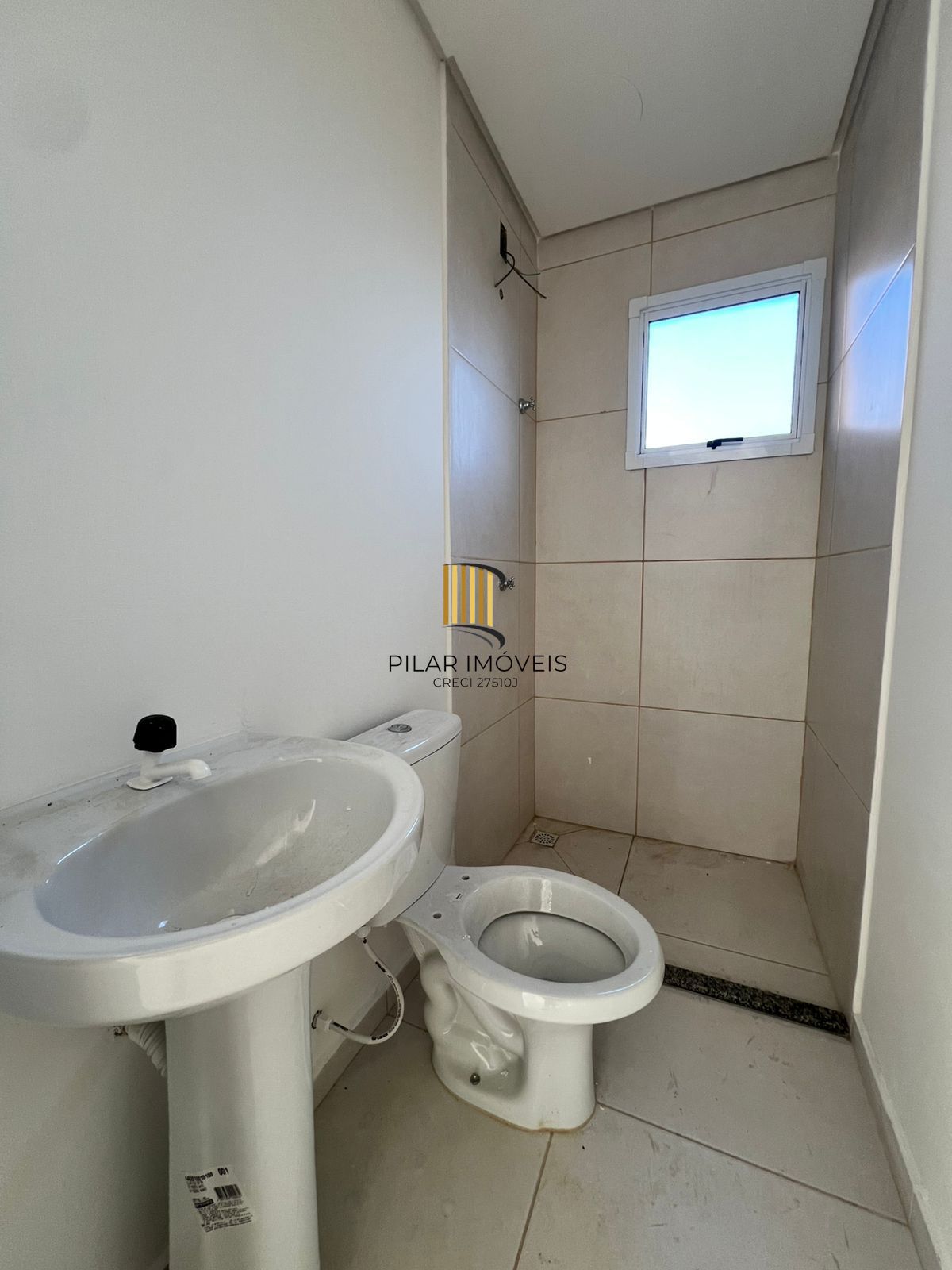 Casa em condomínio fechado com pátio na Restinga
