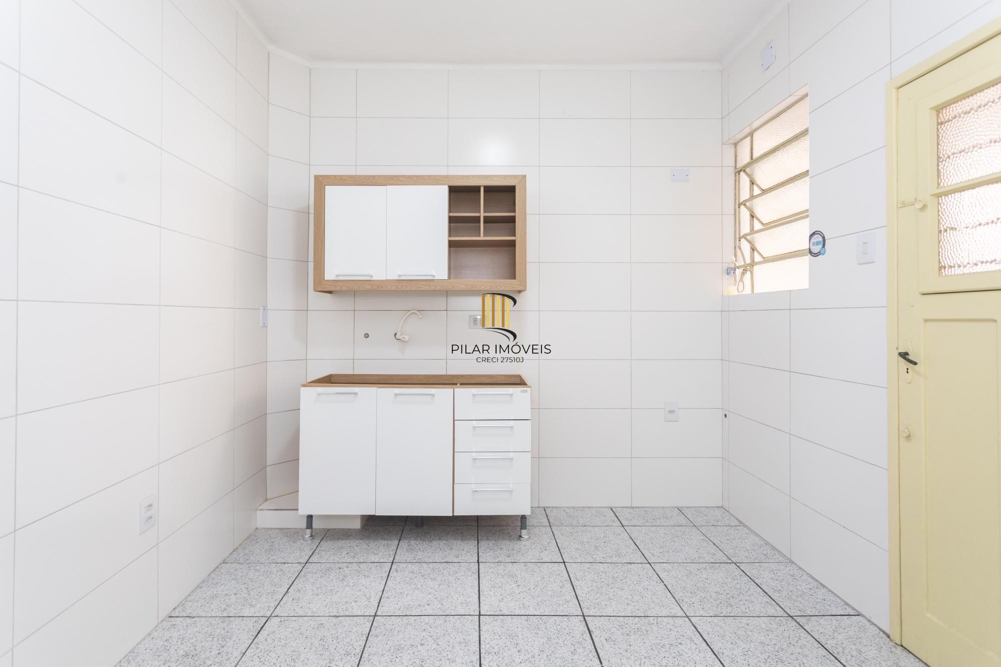 Amplo Apartamento de 3 Dormitórios com Sacada e Garagem na Av. Protásio Alves