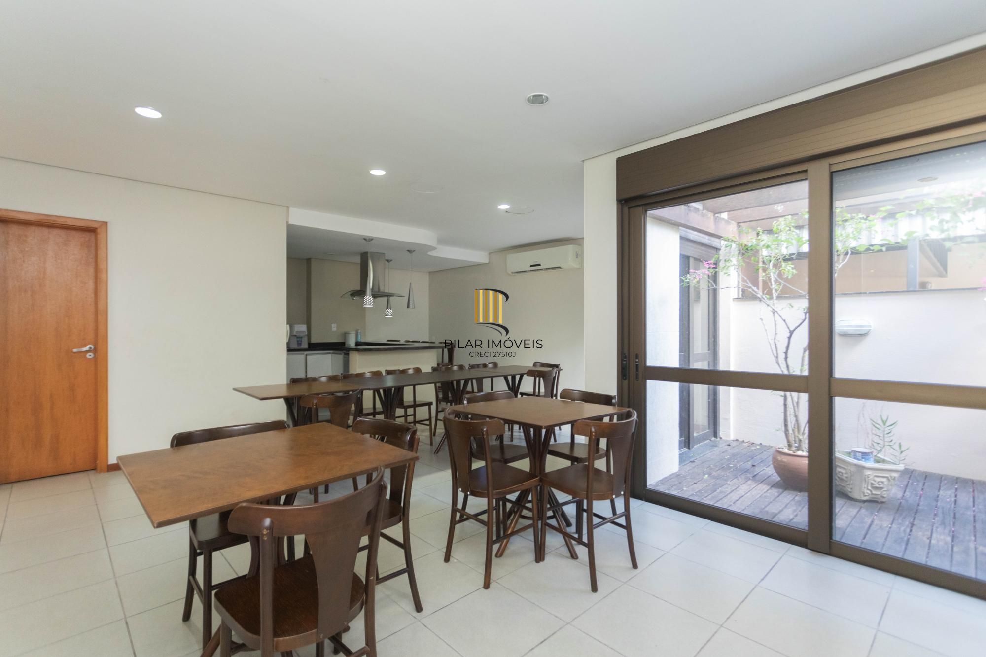 Apartamento 2 dormitórios  sendo 1 suíte e 3 vagas no Petrópolis.