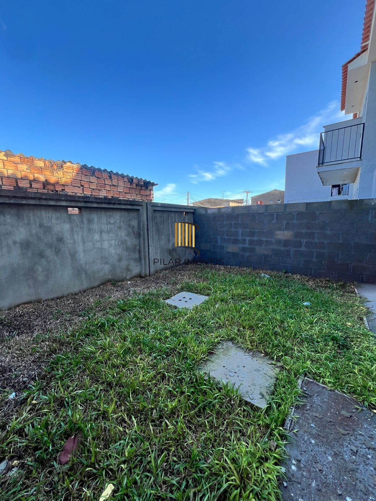 Casa em condomínio fechado com pátio na Restinga
