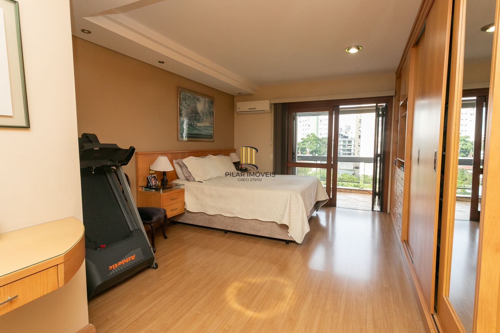 Cobertura com 3 dormitórios, mobiliada com 300 m²