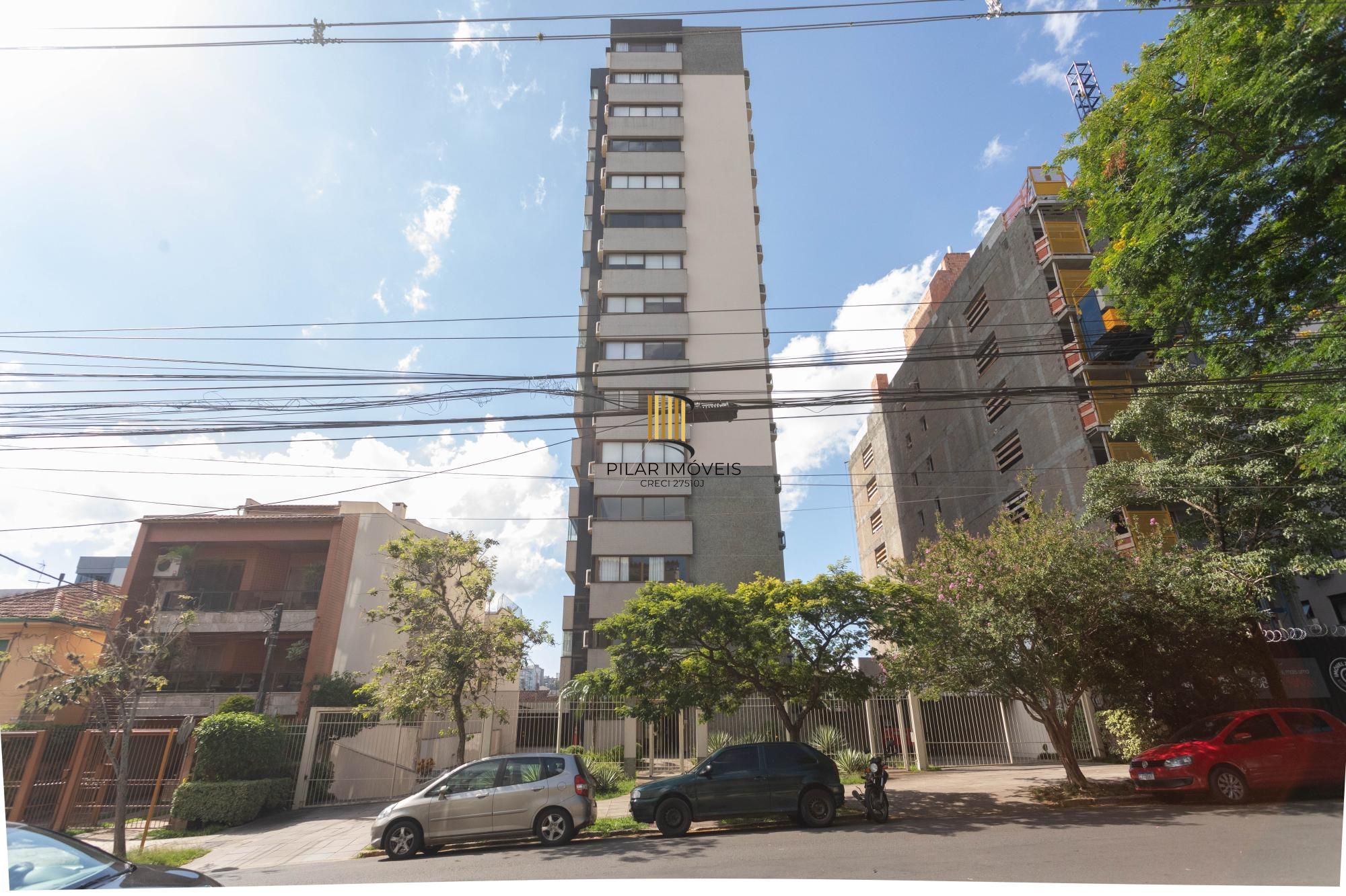 Apartamento 2 dormitórios  sendo 1 suíte e 3 vagas no Petrópolis.