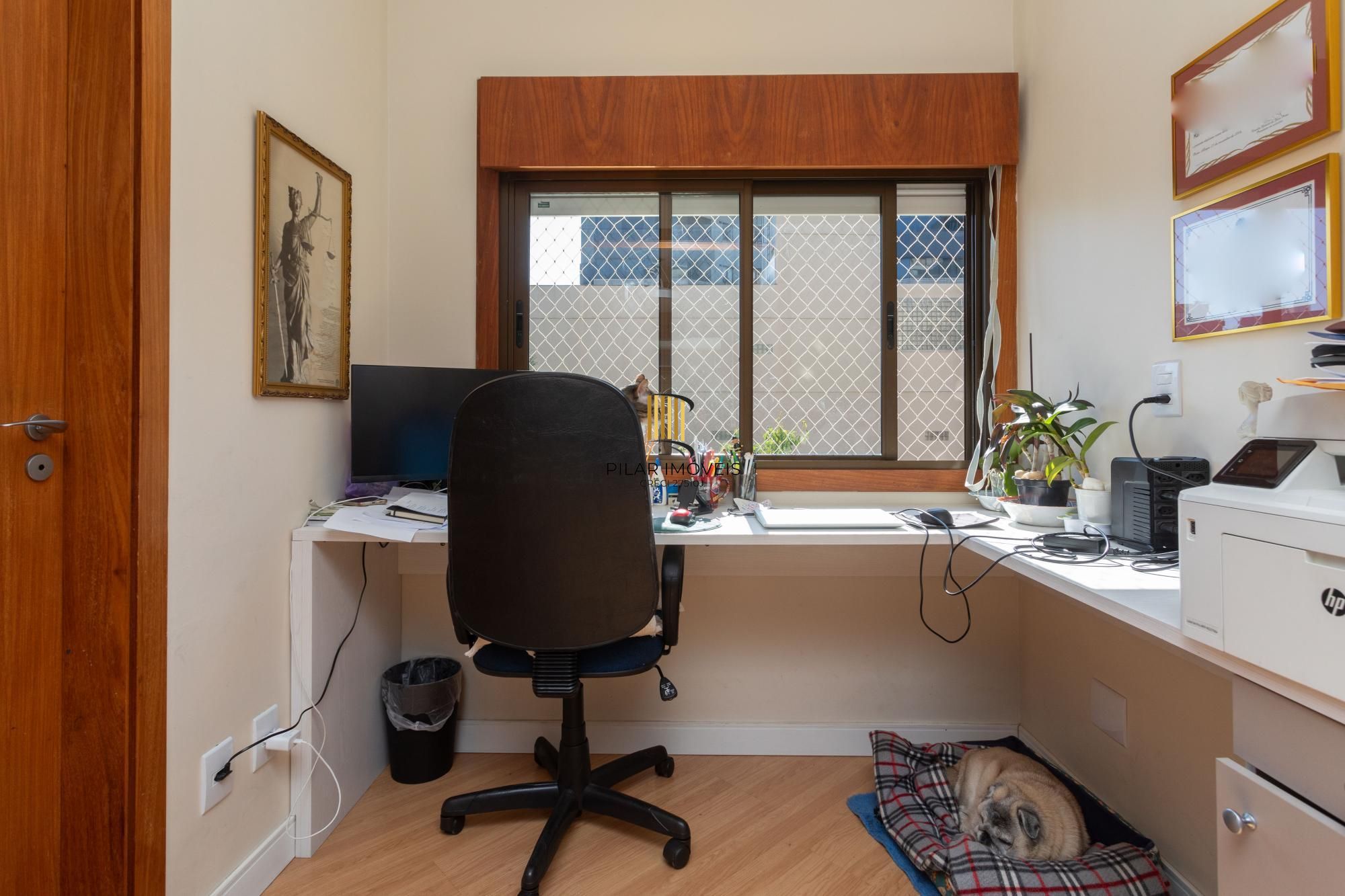 More no Petrópolis! 3 Dormitórios, Suíte, 2 Vagas e Totalmente Mobiliado