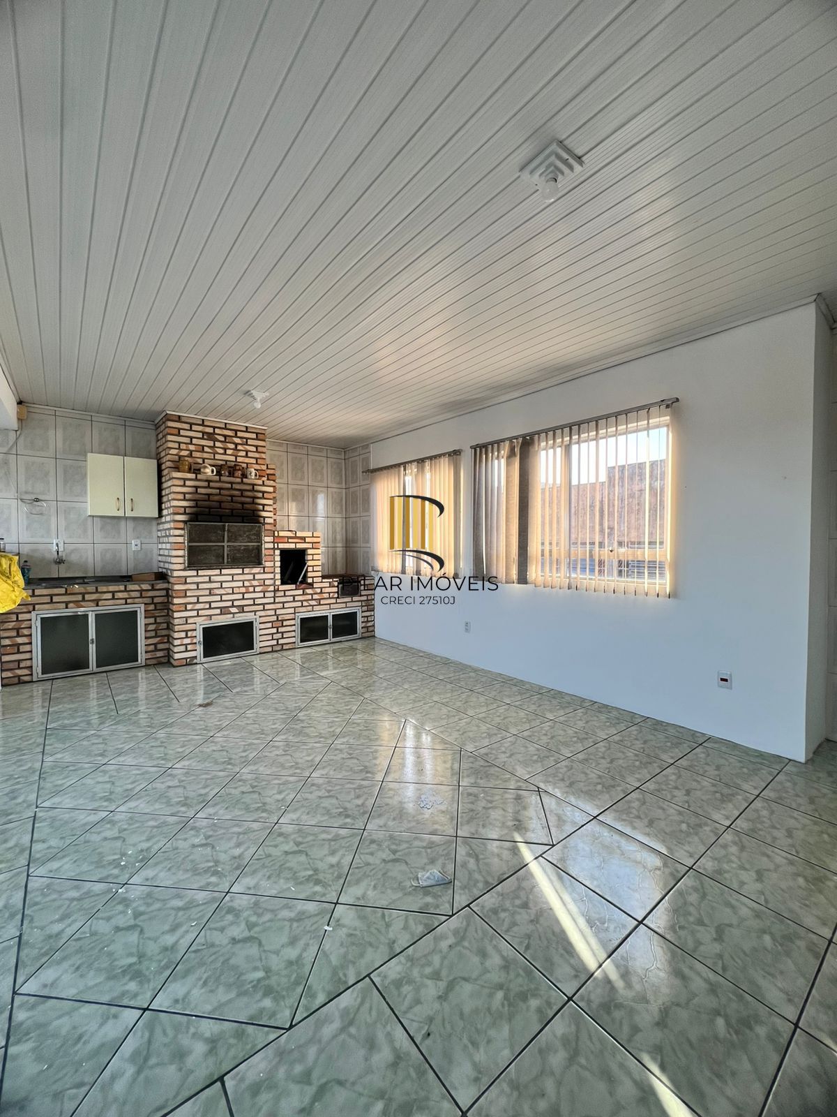 Casa à venda com 215m² na Hípica, 3 quartos sendo 1 suíte e 2 vagas