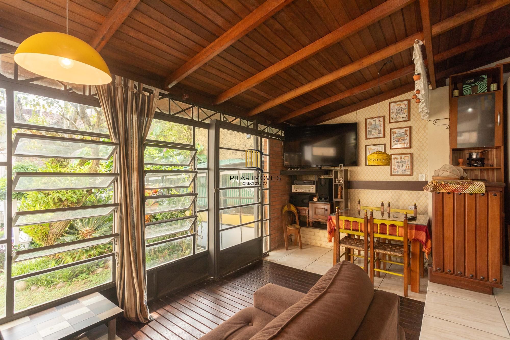 Casa com piscina e 470m2 no Chácara das Pedras