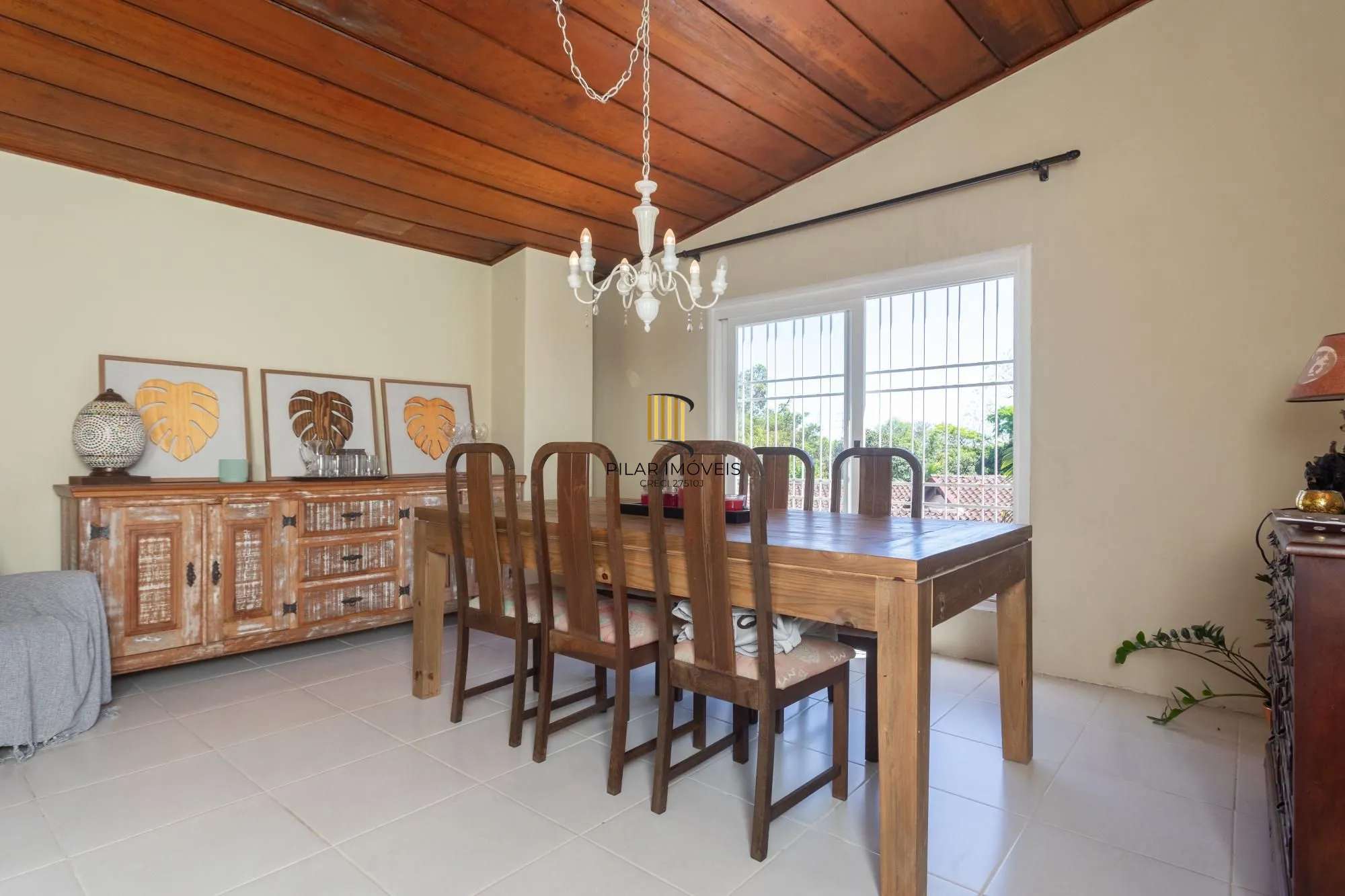 Casa em Condomínio com 5 quartos, 3 vagas e 350m²